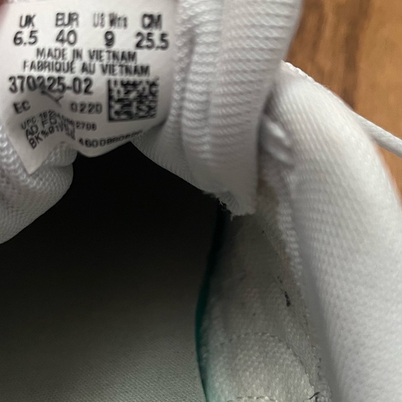 Size 9 Puma White Sneakers - Picture 7 of 10